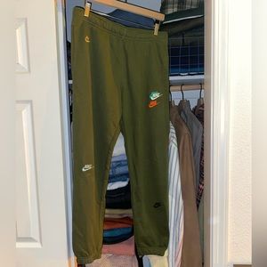 Nike green sweatpants with elastic bottoms